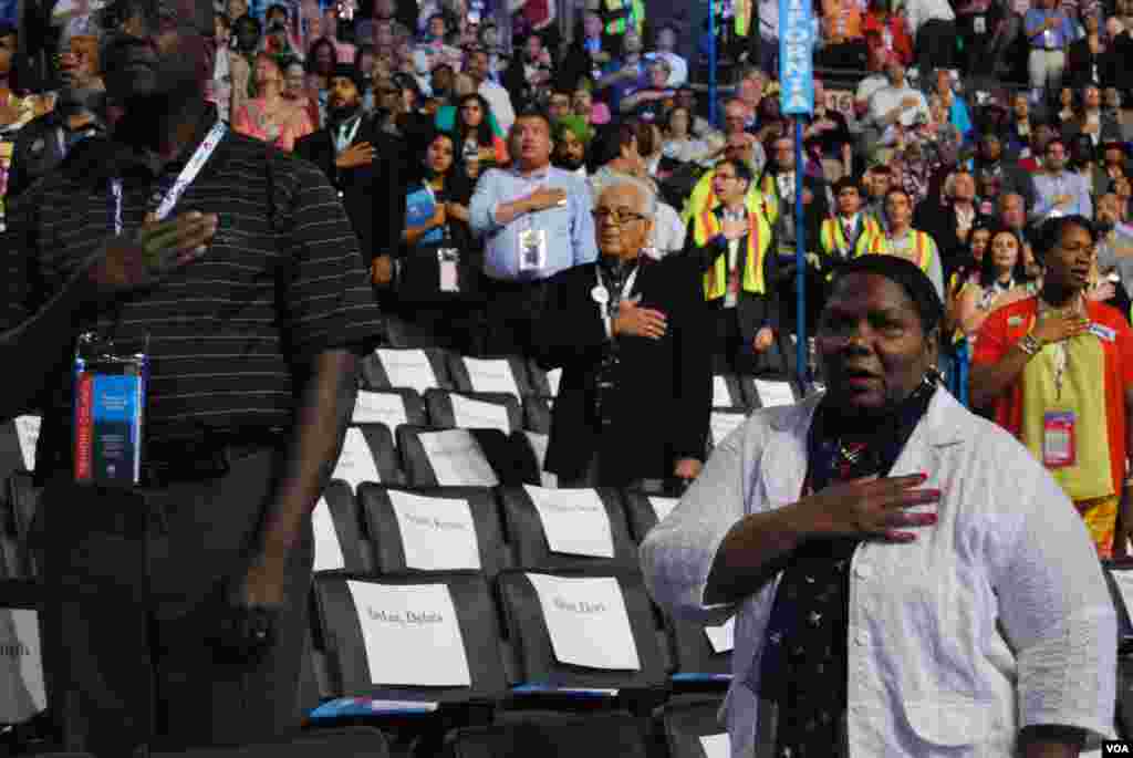 Para delegasi membaca sumpah setia (Pledge of Allegiance) pada pembukaan konvensi (4/9). (J. Featherly/VOA)
