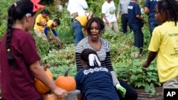Michelle Obama invita a estudiantes de diversas escuelas para que disfruten de esta educativa cosecha en la Casa Blanca.
