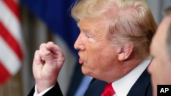 Predsednik SAD, Donald Tramp, gestikulira dok razgovara sa generalnim sekretarom NATO-a, Jensom Stoltenbergom, tokom bilateralnog doručka, u sredu, 11. jula 2018. godine u Briselu.
