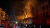 Api berkobar dari sebuah gedung di tengah kebakaran mematikan, di Johannesburg, Afrika Selatan, 31 Agustus 2023, dalam gambar diam yang diperoleh dari video media sosial. (X/@odirileram/via REUTERS)