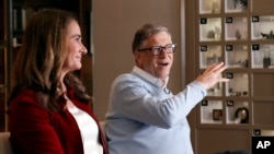 ARCHIVO - Bill y Melinda Gates son entrevistados en Kirkland, Washington, el 1 de febrero de 2019. La pareja se ha asociado con el gobierno de los EE. UU. para abordar con más fuerza el VIH y la enfermedad de células falciformes.