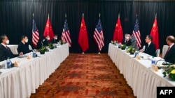 美國國務卿布林肯與國家安全顧問沙利文在阿拉斯加與中共外事主管楊潔篪和中國國務委員兼外長王毅舉行會談。 （2021年3月18日）