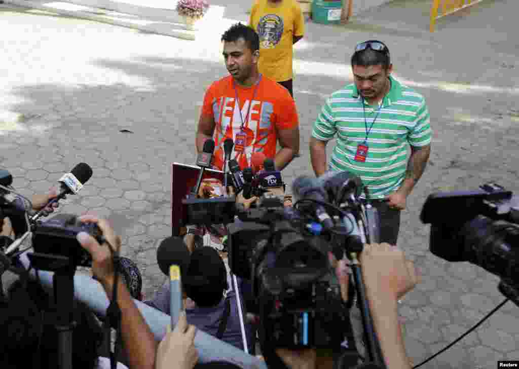 Michael Chan, kanan, saudara terpidana mati warga Australia Andrew Chan, berbicara pada wartawan di samping Chintu Sukumaran, saudara terpidana mati warga Australia Myuran Sukumaran, di pelabuhan Wijayapura di Cilacap, Jawa Tengah, Indonesia, 28 April 2015.