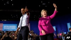 Le siguen a Hillary Clinton la Primera Dama Michelle Obama y detrás del presidente Obama se ubica el presidente electo Donald Trump.