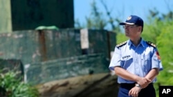台湾海岸警卫队成员在台湾高雄东沙岛海滩上巡逻。（2008年7月23日）