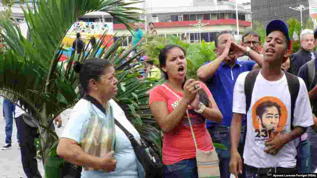 Simpatizantes del presidente Nicolás Maduro protestan contra Leopoldo López en el Palacio de Justicia.