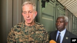 El general Thomas D. Waldhauser, (izquierda) jefe del Comando de EE.UU. en África, junto al embajador estadounidense en Senegal Tulinabo S. Mushingi.