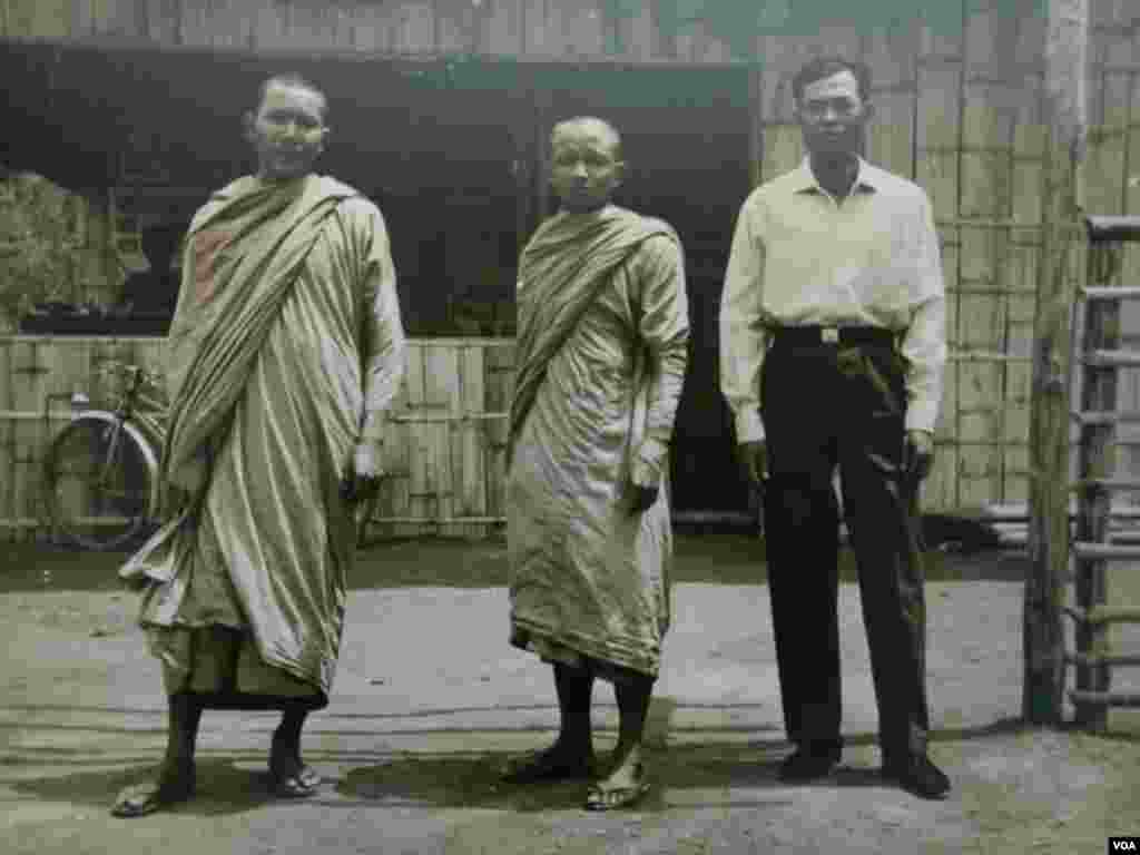 រូបថតថតដោយលោក Michael Vickery ដែលត្រូវបានដាក់បង្ហាញនៅក្នុងពិពរណ៌រូបថតនៅមជ្ឈមណ្ឌលបុប្ផាណា កាលពីថ្ងៃព្រហស្បតិ៍ ទី១១ ខែតុលា ឆ្នាំ២០១៨។ (ណឹម សុភ័ក្រ្តបញ្ញា/VOA)