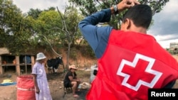 Des volontaires de la Croix rouge à 30 km d'Antananarivo, Madagascar, le 16 octobre 2017