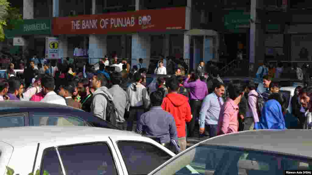 امریکہ کے جیولوجیکل سروے نے زلزلے کی شدت 7.5 بتائی ہے جب کہ پاکستان موسمیاتی ادارے ’میٹ‘ کے مطابق زلزلے کی شدت ریکٹر اسکیل پر 8.1 ریکارڈ کی گئی۔