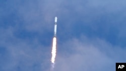 Roket SpaceX Falcon 9 dengan dua awak lepas landas dari landasan peluncuran 40 di Cape Canaveral Space Force Station di Cape Canaveral, Florida, 28 September 2024. (Foto: AP)