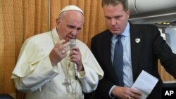 El papa Francisco, acompañado de su portavoz, Greg Burke, habló a los periodistas en el avión papal sobre los transexuales y la misericordia con la que deben ser tratados.