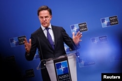 마르크 뤼터 북대서양조약기구(NATO·나토) 사무총장이 2025년 2월 3일 벨기에 브뤼셀에서 키어 스타머 영국 총리와 회담한 뒤 열린 기자회견에서 발언하고 있다.