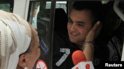 La ex congresista Piedad Córdoba saluda al policía Víctor González uno de los liberados por la guerrilla. 