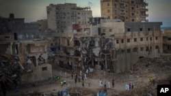 Personas buscan víctimas de las inundaciones en Derna, Libia, el 15 de septiembre de 2023.