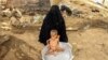 រូបភាព​ឯកសារ៖ ក្មេង​ប្រុស Moaz Ali Mohammed អាយុ​២ឆ្នាំ ដែល​មាន​ជំងឺ​ខ្វះ​សារធាតុ​បំប៉ន​ខ្លាំង ត្រូវ​បាន​ម្តាយ​ងូត​ទឹក​ឲ្យ​នៅ​ខាង​ក្រៅ​ផ្ទះ នៅ​ក្នុង​ស្រុក Aslam ខេត្ត Hajjah ប្រទេស​យេម៉ែនកាលពី​ថ្ងៃទី២៨ ខែកក្កដា ឆ្នាំ២០១៩។