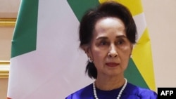 နိုင်ငံတော်အတိုင်ပင်ခံပုဂ္ဂိုလ် ဒေါ်အောင်ဆန်းစုကြည် (ယခင်မှတ်တမ်းဓာတ်ပုံ)