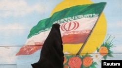 Foto ilustrasi yang menunjukkan seorang perempuan berjalan di sebuah area di Teheran pada 6 Desember 2022 setelah unit polisi moral di negara tersebut dibubarkan. (Foto: Majid Asgaripour/WANA (West Asia News Agency) via Reuters)