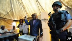 Le Premier ministre Thomas Thabane vote à Maseru, le 28 février 2015. 