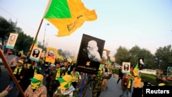 Para anggota pasukan kelompok militan Kataib Hezbollah Irak berkumpul menjelang pemakaman komandan milisi Irak Abu Mahdi al-Muhandis, di Baghdad, pada 4 Januari 2020. (Foto: Reuters/Thaier al-Sudani)