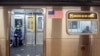 Pasajeros con mascarillas en un tren de la ruta M en Nueva York, el viernes 10 de abril de 2020.
