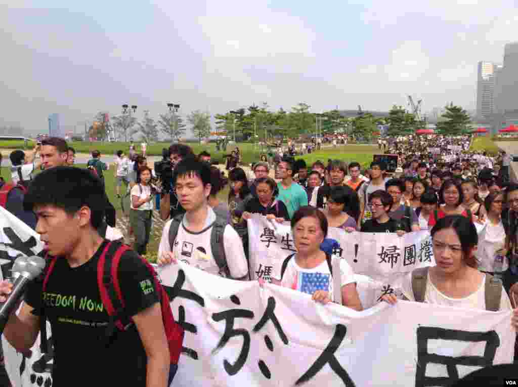 香港学联大专界罢课星期三继续在添马公园举行(美国之音图片/海彦拍摄)