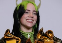 ARCHIVO - Billie Eilish posa con sus premios en la edición 62 de los Grammy, en Los Angeles, California, el 26 de enero de 2020.