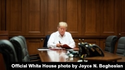 Presiden Donald J. Trump bekerja di ruang konferensinya di Walter Reed National Military Medical Center di Bethesda, Md., 3 Oktober 2020, setelah dinyatakan positif Covid-19. (Foto Resmi Gedung Putih oleh Joyce N.Boghosian)