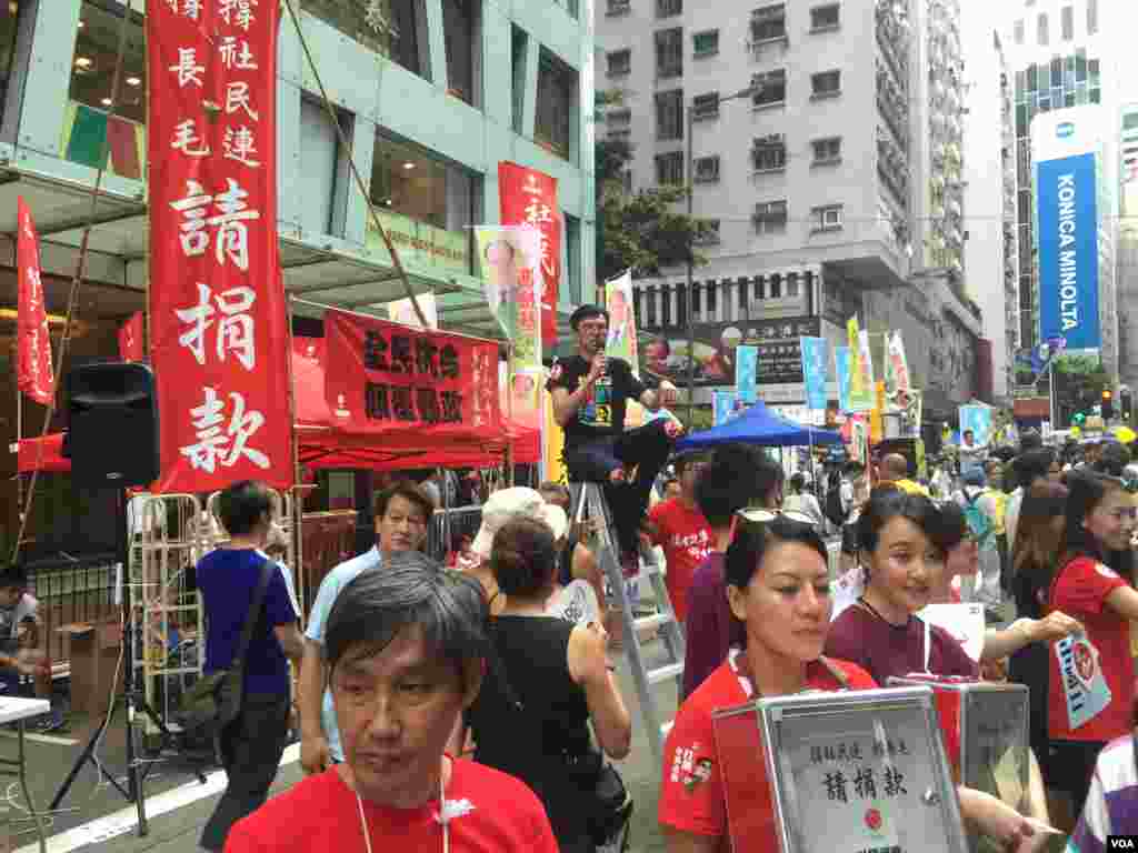 數萬港人參加七一大游行誓言守護香港(美國之音海彥拍攝)