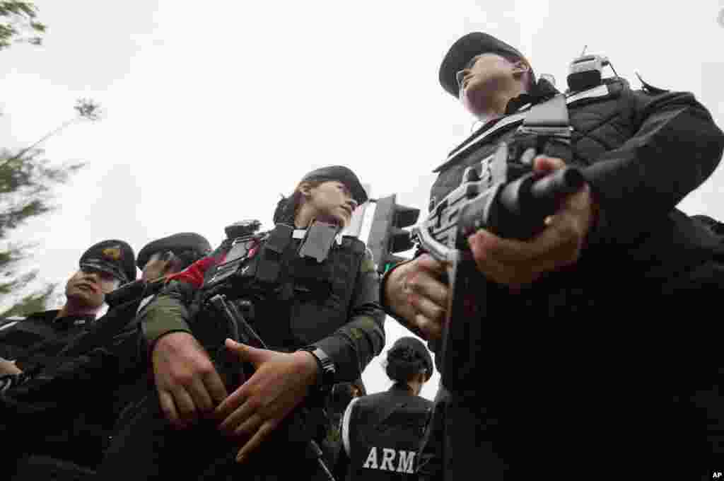 Polisi militer berjaga-jaga dalam demonstrasi anti-kudeta di Monumen Kemenangan di Bangkok (27/5). (AP/Sakchai Lalit)