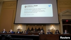 미 하원 특별 조사위원회가 지난해 1월 6일 발생한 의사당 난입사건에 관한 청문회를 12일 개최한 가운데, 도널드 트럼프 당시 대통령이 사태를 앞두고 올린 트위터 게시물이 스크린에 떠 있다. 