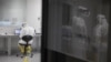 Zaposleni u laboratoriji za analizu uzoraka na Kovid 19 "Vatreno oko"