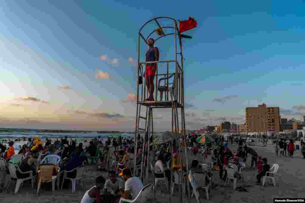 Families gather on the beaches of Alexandria, Egypt, on July 25, 2021. (Hamada Elrasam/VOA)