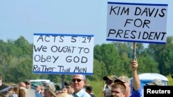 Supporters rally at the Carter County Detention Center in Grayson, Ky., for Rowan County Clerk Kim Davis, who remains in jail for contempt of court, September 5, 2015. 