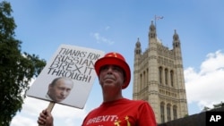 영국의 유렵연합(EU) 탈퇴(Brexit)을 반대하는 한 시위자가 21일 영국 의사당 앞에 팻말을 들고 서 있다. 