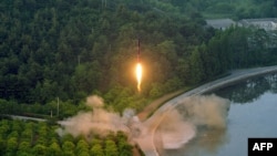 Foto yang dirilis kantor berita Korea Utara (KCNA) menunjukkan uji coba misil balistik terakhir Korut dari lokasi yang dirahasiakan (30/5).