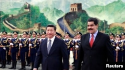 Presiden Venezuela Nicolas Maduro (front R) berjalan dengan Presiden China Xi Jinping dalam sebuah upacara penyambutan di Aula Besar Rakyat di Beijing, 7 Januari 2015. REUTERS / Andy