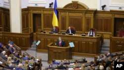 Presiden Ukraina Petro Poroshenko berpidato di hadapan parlemen di Kyiv, Ukraina, 26 November 2018. 