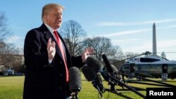 Presiden AS Donald Trump berbicara kepada media di halaman Gedung Putih, Minggu (6/1). 