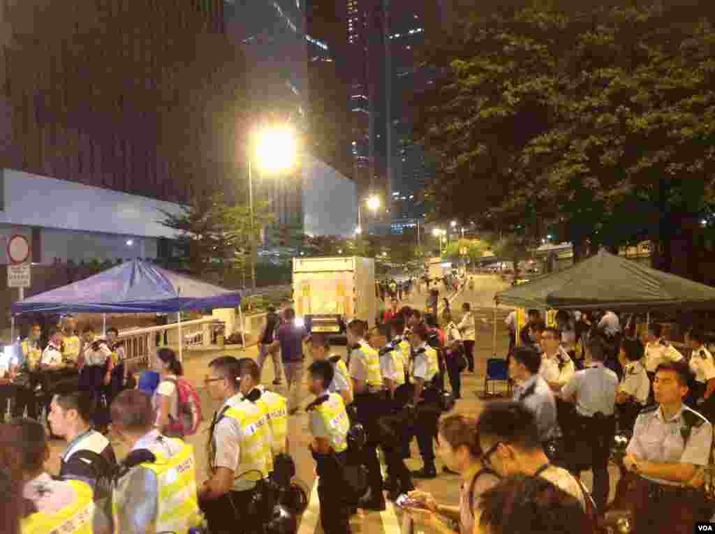 在各界呼籲撤離聲中示威者繼續堅守特首辦(美國之音海彥拍攝)