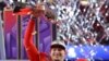 Patrick Mahomes de Kansas City Chiefs celebra con el Trofeo Vince Lombardi después de ganar el Super Bowl LVIII el 11 de febrero de 2024 en Las Vegas, Nevada, EEUU.