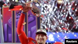 Patrick Mahomes de Kansas City Chiefs celebra con el Trofeo Vince Lombardi después de ganar el Super Bowl LVIII el 11 de febrero de 2024 en Las Vegas, Nevada, EEUU.
