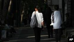 Sejumlah perempuan Iran berjalan tanpa mengenakan jilbab di sebuah area di Teheran, pada 5 Agustus 2023. (Foto: AP/Vahid Salemi)