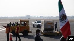 Kiriman pertama vaksin COVID-19 buat Pfizer tiba di Bandara Internasional Benito Juarez di Mexico City, 23 Desember 2020. (AP Photo/Eduardo Verdugo)
