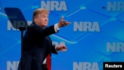 El presidente Donald Trump dijo en Twitter el viernes, 9 de agosto de 2019, que las opiniones del lobby de armas deben ser tenidas en cuenta.