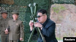 북한 김정은 국무위원장이 수중 발사 탄도미사일의 시험발사를 참관했다고, 관영 조선중앙통신이 지난2016년 4월 보도했다. (자료사진)