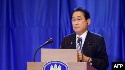 Perdana Menteri Jepang Fumio Kishida hadir dalam sebuah konferensi pers di Qatar ketika berkunjung ke negara Teluk tersebut pada 18 Juli 2023. (Foto: AFP/Karim Jaafar)