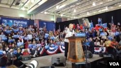 លោកស្រី Hillary Clinton ថ្លែង​ទៅ​កាន់​អ្នក​គាំទ្រ​របស់​គាត់​បន្ទាប់​ពី​ជ័យជម្នះ​របស់​លោកស្រី​នៅ​ក្នុង​ការ​បោះឆ្នោត​បឋម​សម្រាប់​បេក្ខជន​ប្រធានាធិបតី​ខាង​គណបក្ស​ប្រជាធិបតេយ្យ​នៅ​រដ្ឋ South Carolina នៅ​ក្នុង​ក្រុង Columbia កាលពី​ថ្ងៃទី២៧ ខែកុម្ភៈ​ ឆ្នាំ២០១៦។​