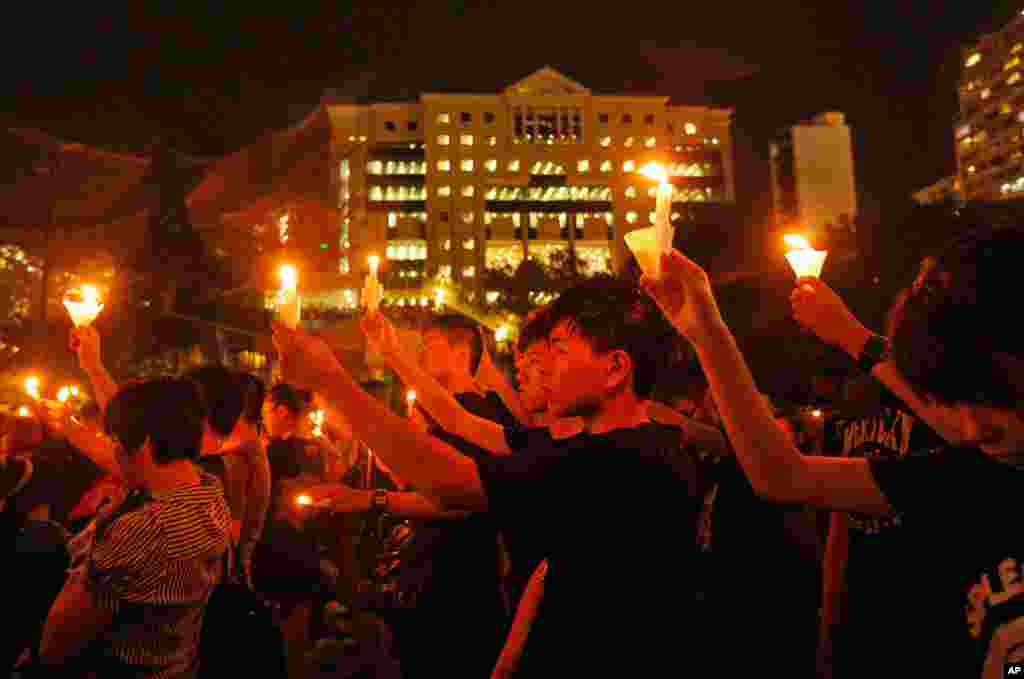 Warga menyalakan lilin dalam upacara peringatan tragedi Tiananmen di Victoria Park, Hong Kong (4/6). (Reuters/Tyrone Siu) 
