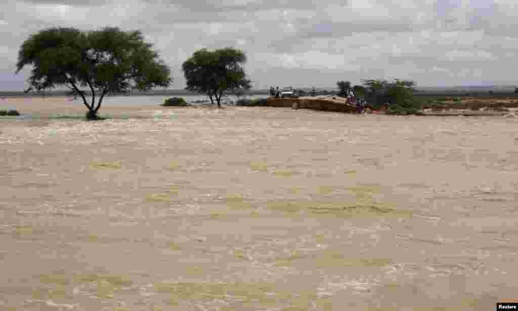 Jembatan di wilayah otonomi Puntland di Somalia hancur akibat badai tropis di di dekat kota Bosasso, Puntland.